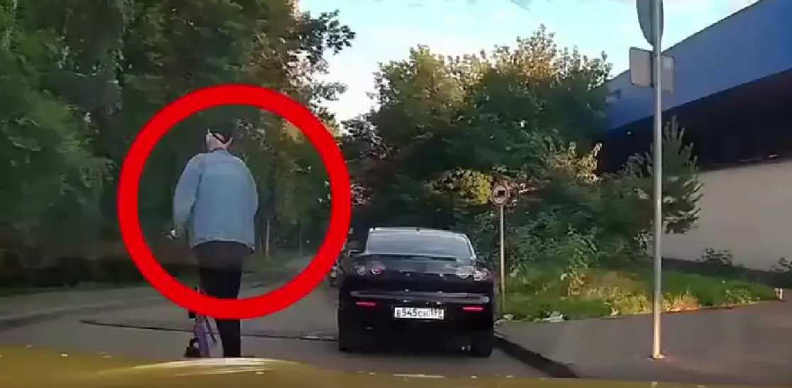 Конфликт на дороге в Москве: пьяный самокатчик сломал стекло машине такси