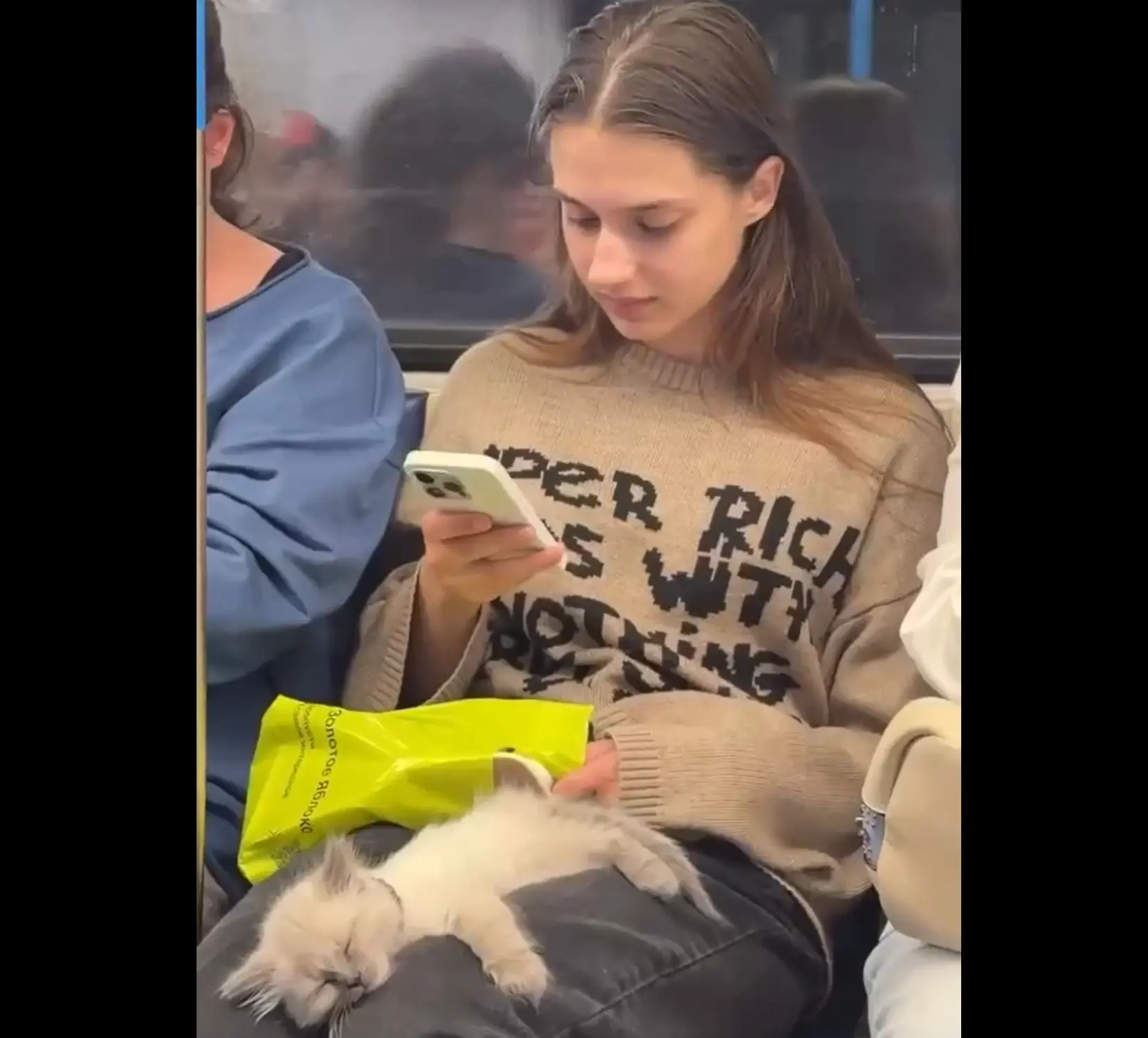 Уставшего ребенка заметили в метро⁠⁠