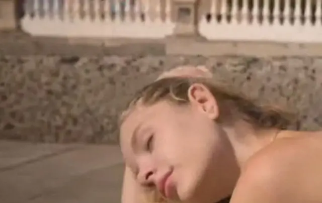 Mila Amour загорает