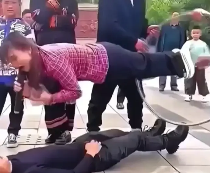 Фокус "Парящая девушка" и его разоблачение⁠⁠