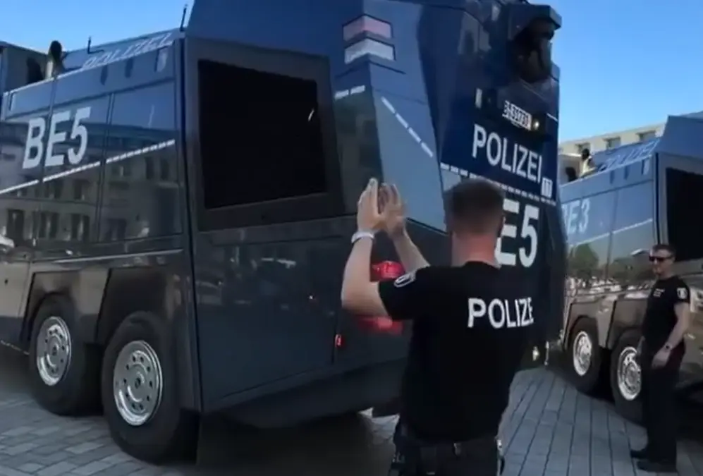 Немцам в Берлине устроили холодный душ!⁠⁠
