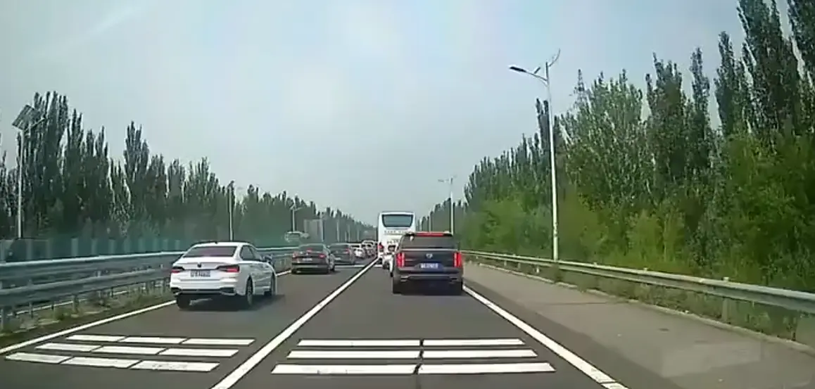 К парню своему не доехал