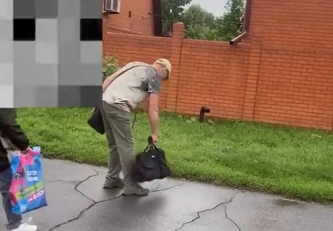 Вроде все люди, но какое разное отношение к котику