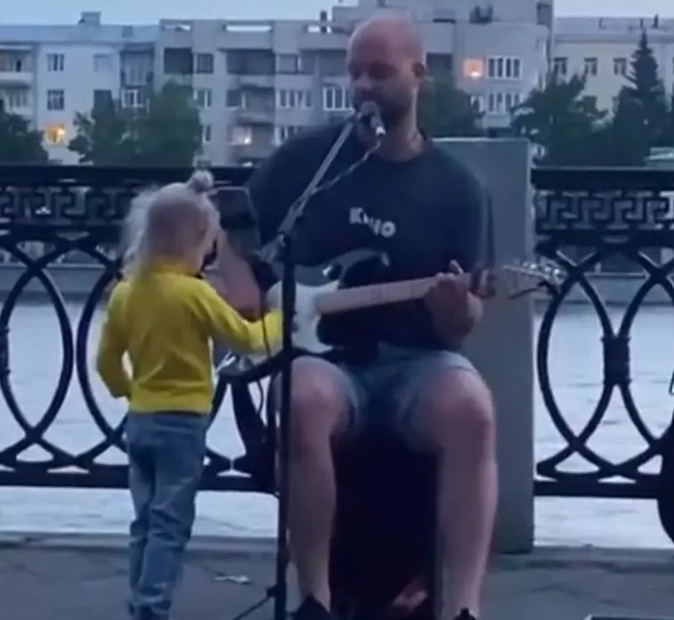 "Девочка подошла, и спросила: можно с тобой сыграть и спеть?"