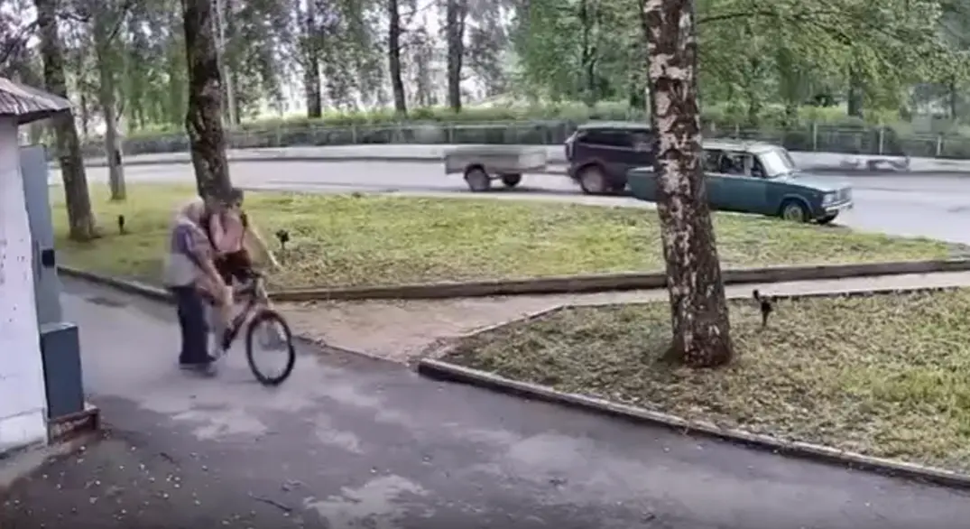 "Так а вы чего идете-то?!"