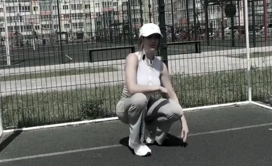 Девушка решила заняться йогой прямо под футбольными воротами во время игры парней