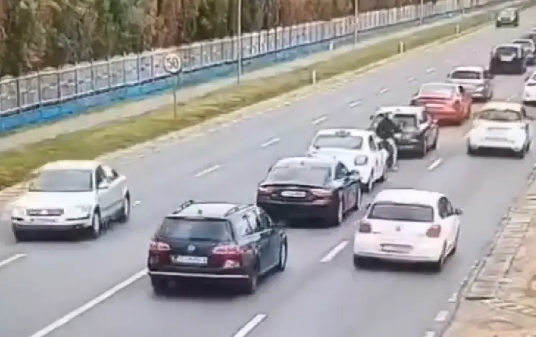 Какие же мотоциклисты акробаты⁠⁠