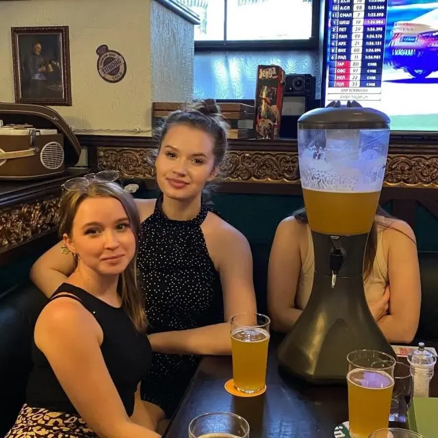 Традиционное развлечение: мадам попросила "Фотошоперы, исправьте фотку, пожалуйста"