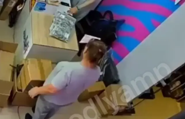 Конфликт в ПВЗ: клиентка напала на сотрудницу маркетплейса из-за отказа в хранении товаров