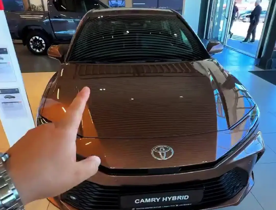 Новая Toyota Camry гибридная в максимальной комплектации