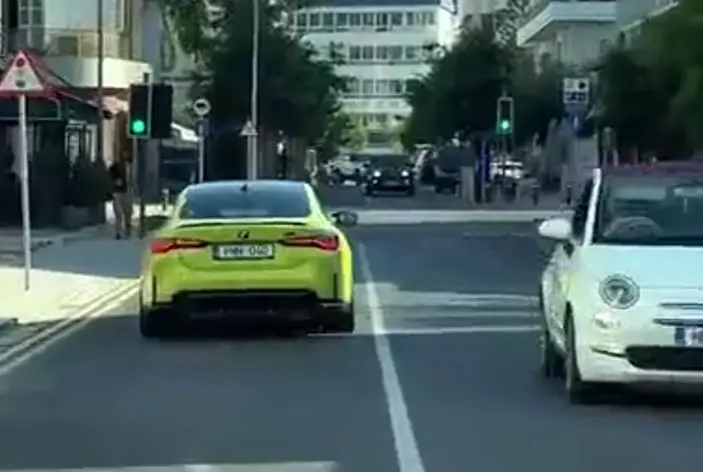 Водитель BMW, который использует поворотники⁠⁠