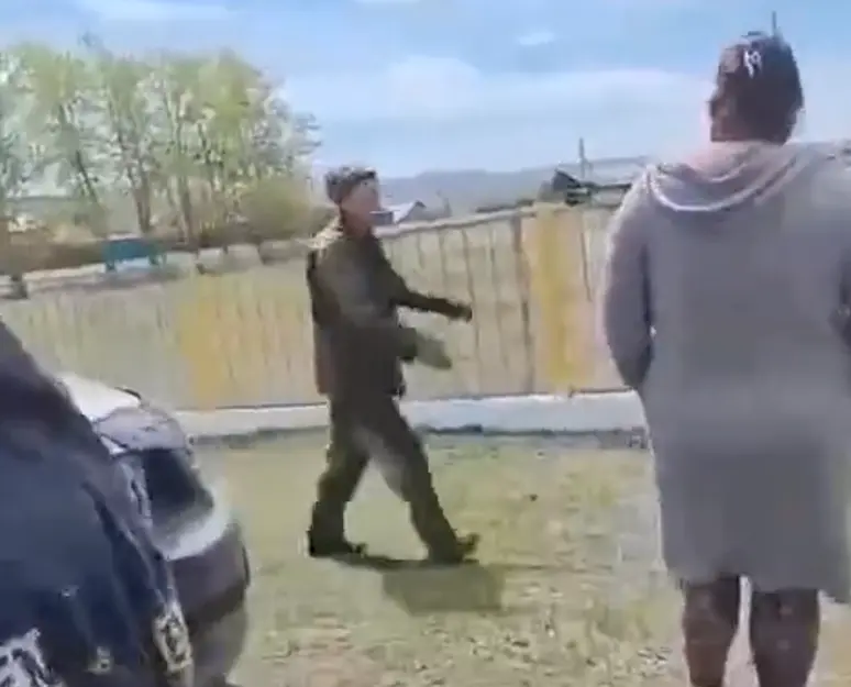 В Бурятии мужичок немножко перепил и хотел спалить семейную машину