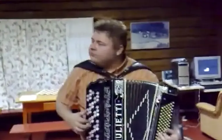 Прикольный мужик с баяном