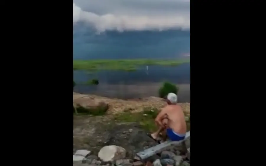 Володя созерцает конец света, а она всё не оставит его в покое⁠⁠