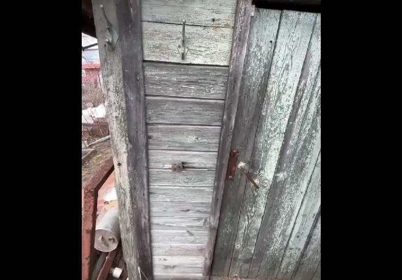 Хорошо, что не в сортир...
