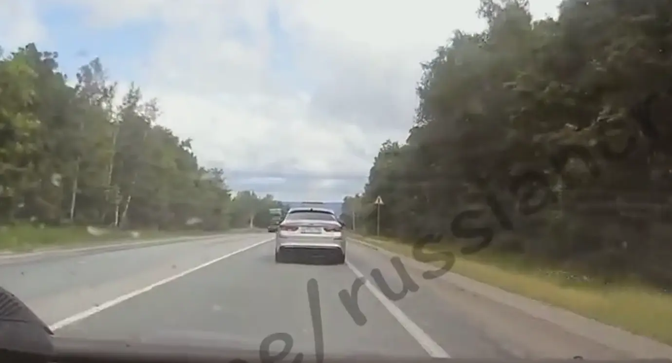 Поменял полосу движения не глядя