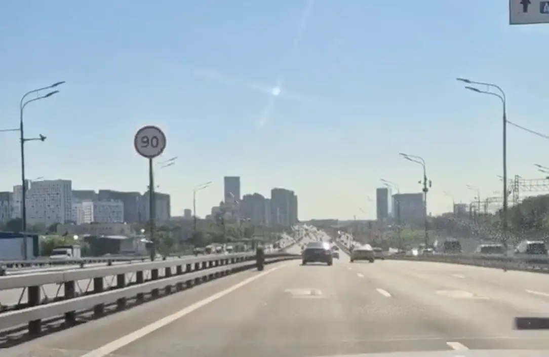 В Москве «Нива» жестко остановила летящее колесо фуры