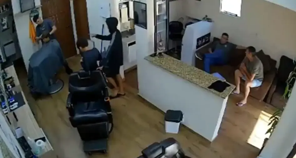 Обычный денек в бразильском барбершопе