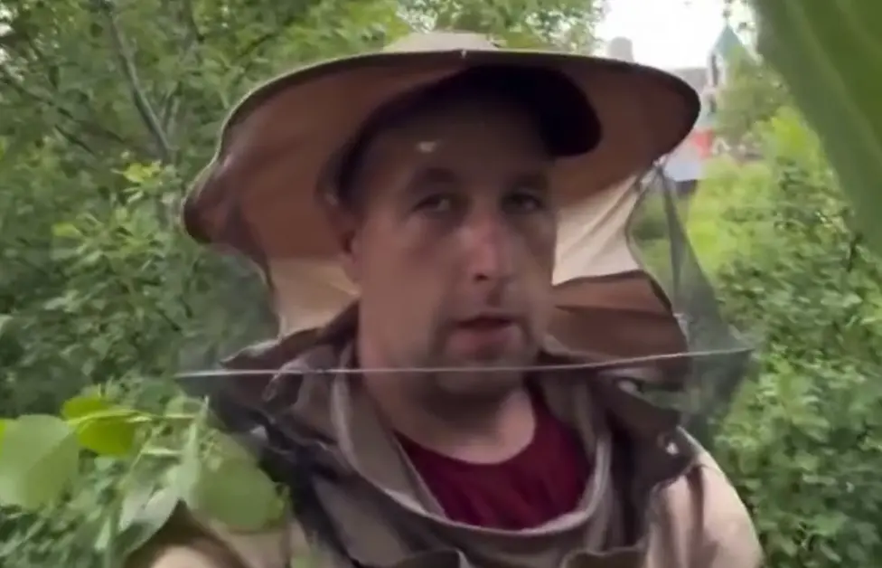 Мёдом что ли намазано?⁠⁠