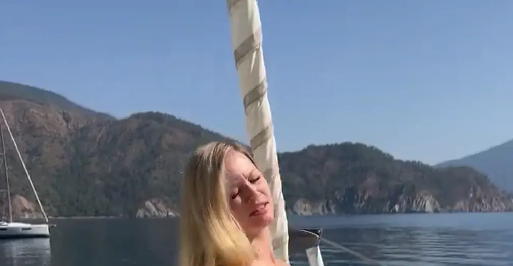 И она идёт загорать⁠⁠