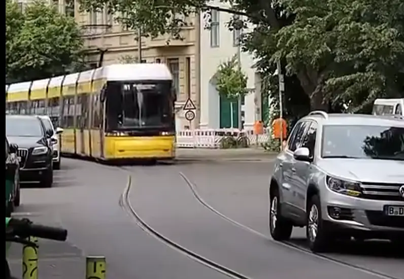 Не трамвай, не объехал
