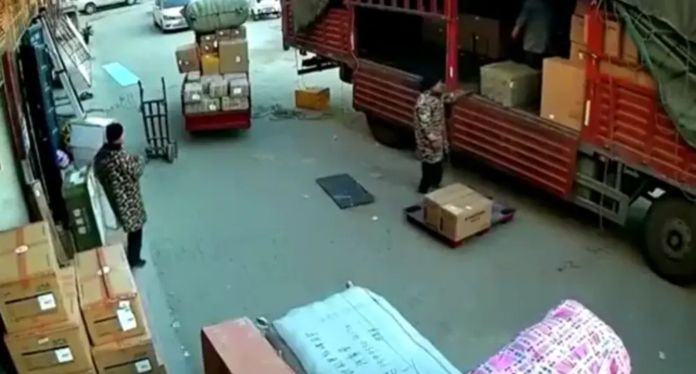 Разгружайте посылки осторожно!