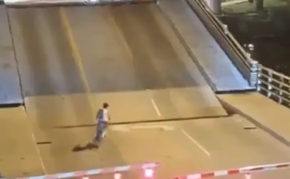 На разводном мосту⁠⁠