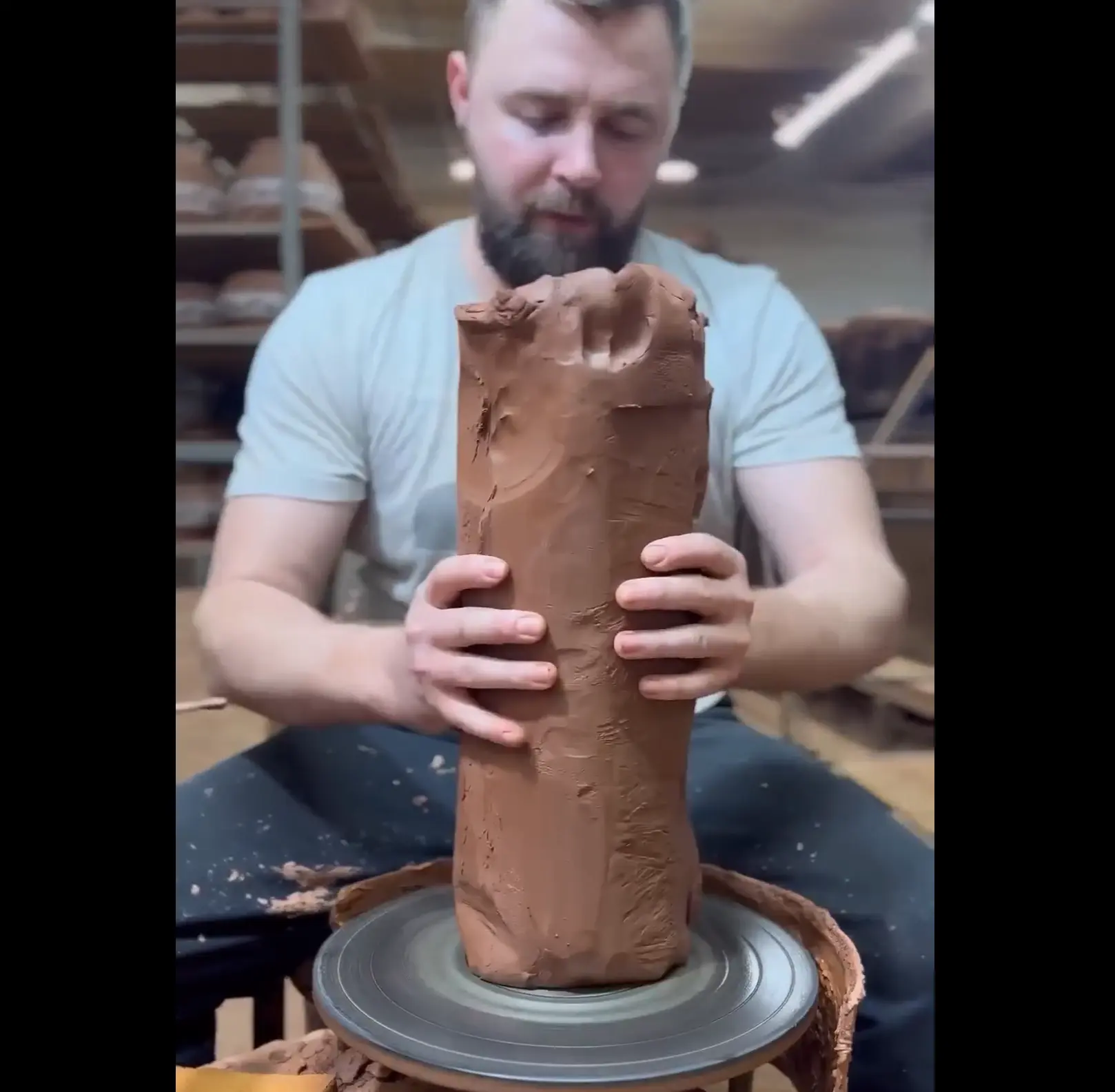 Процесс создания вазы из глины⁠⁠