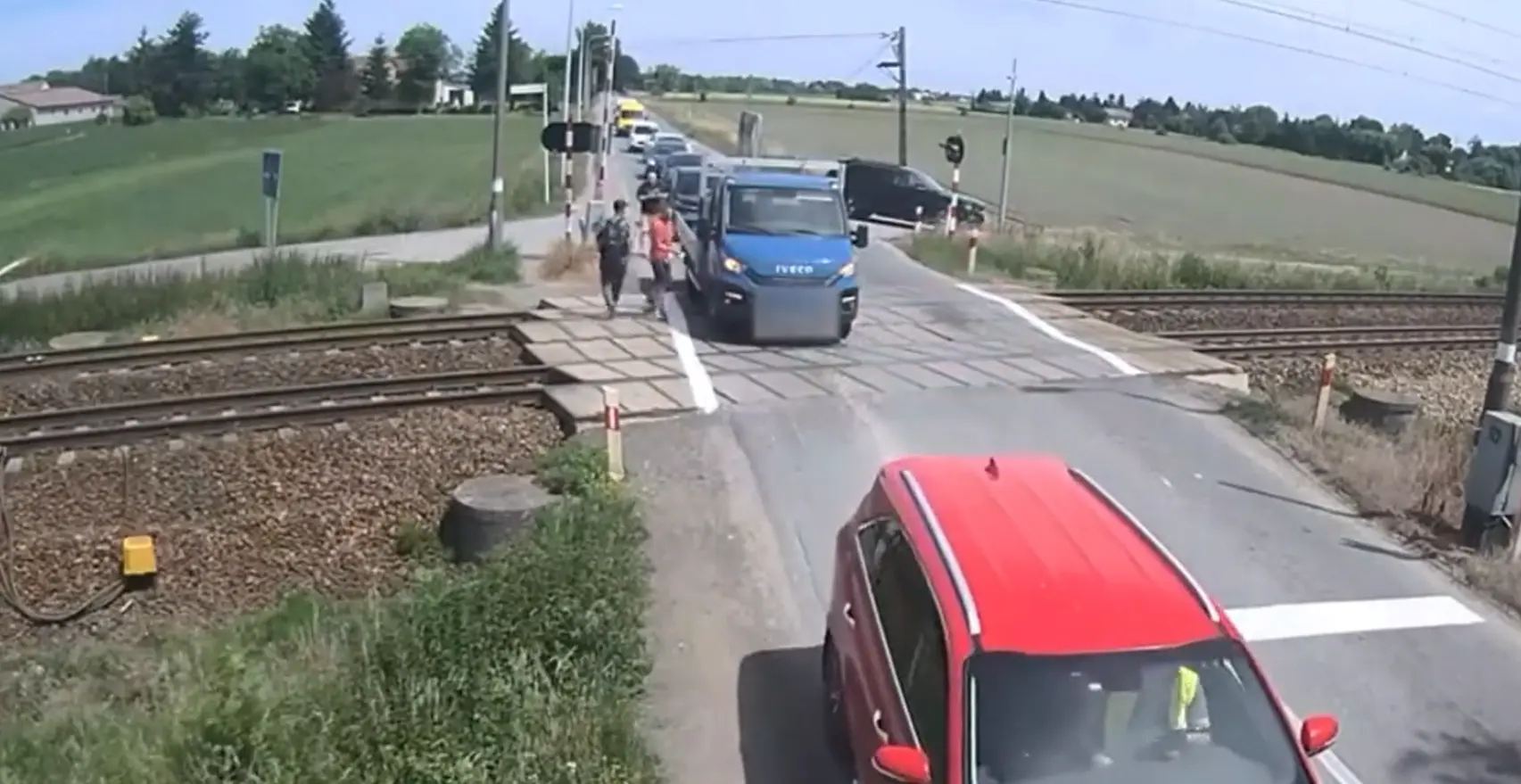 Грузовик заблокировал поезда в Польше: ошибка водителя чуть не стоила жизни