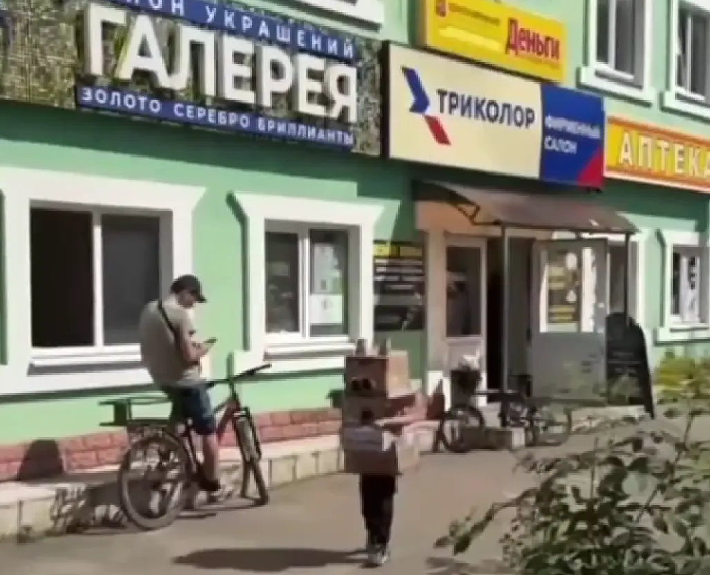 А неплохо малой устроился
