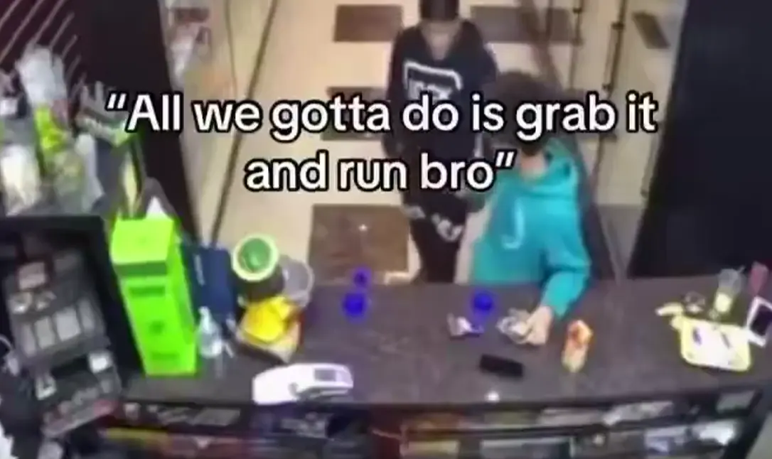 Владелец магазина ждёт этого момента с тех пор, как установил эту дверь⁠⁠