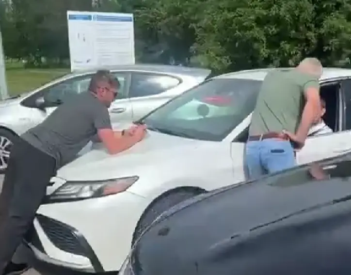 Неадекват в Питере сбил мужика на АЗС, пытаясь пролезть без очереди