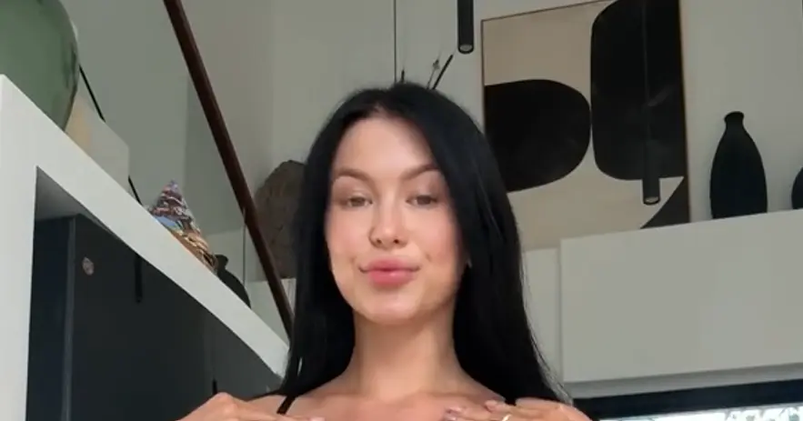 Брюнетка