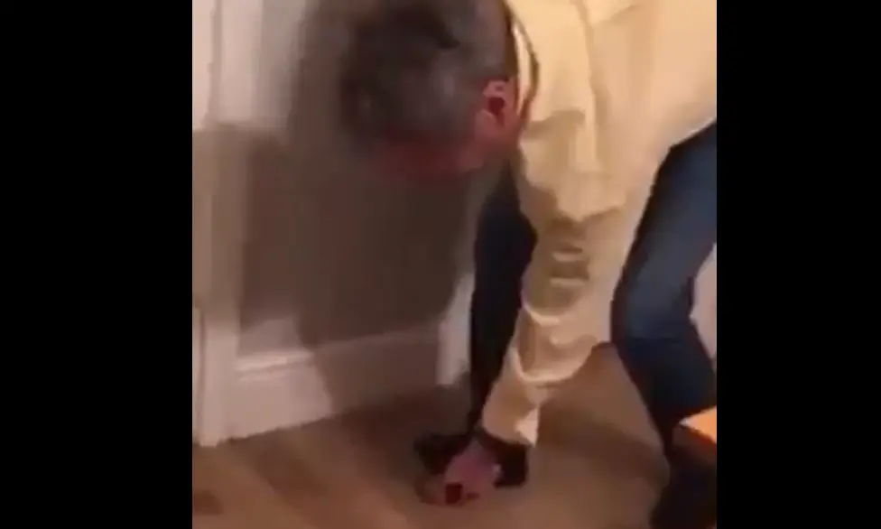 Ловко он орех сломал