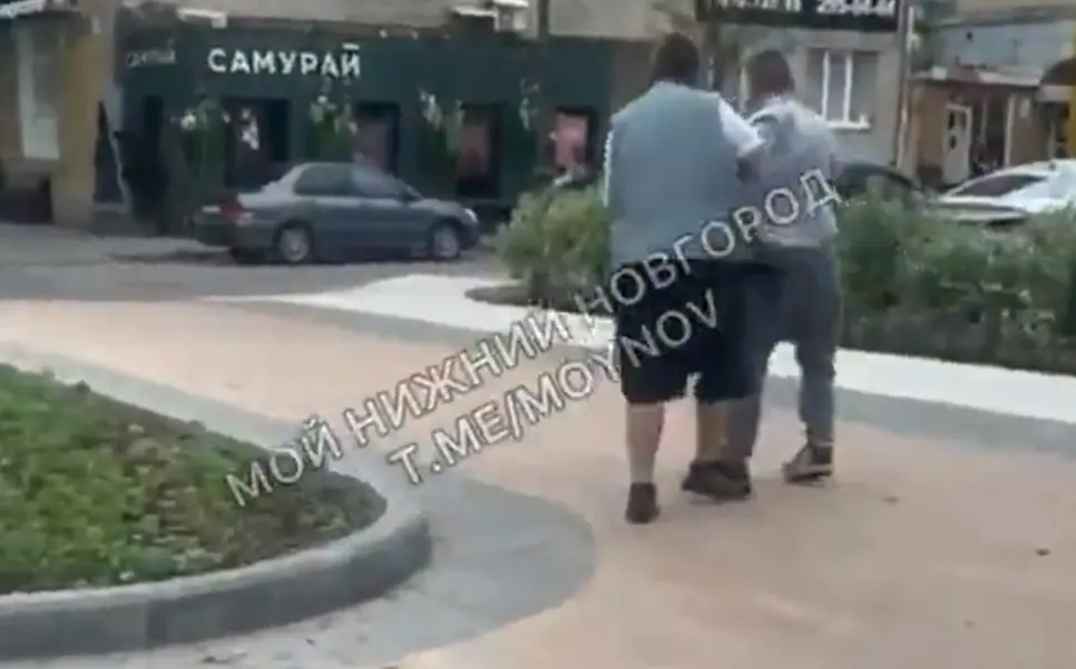 Неадекват набросился на молодого человека и сломал ему нос в электробусе Э-14, потому что тот слушал музыку