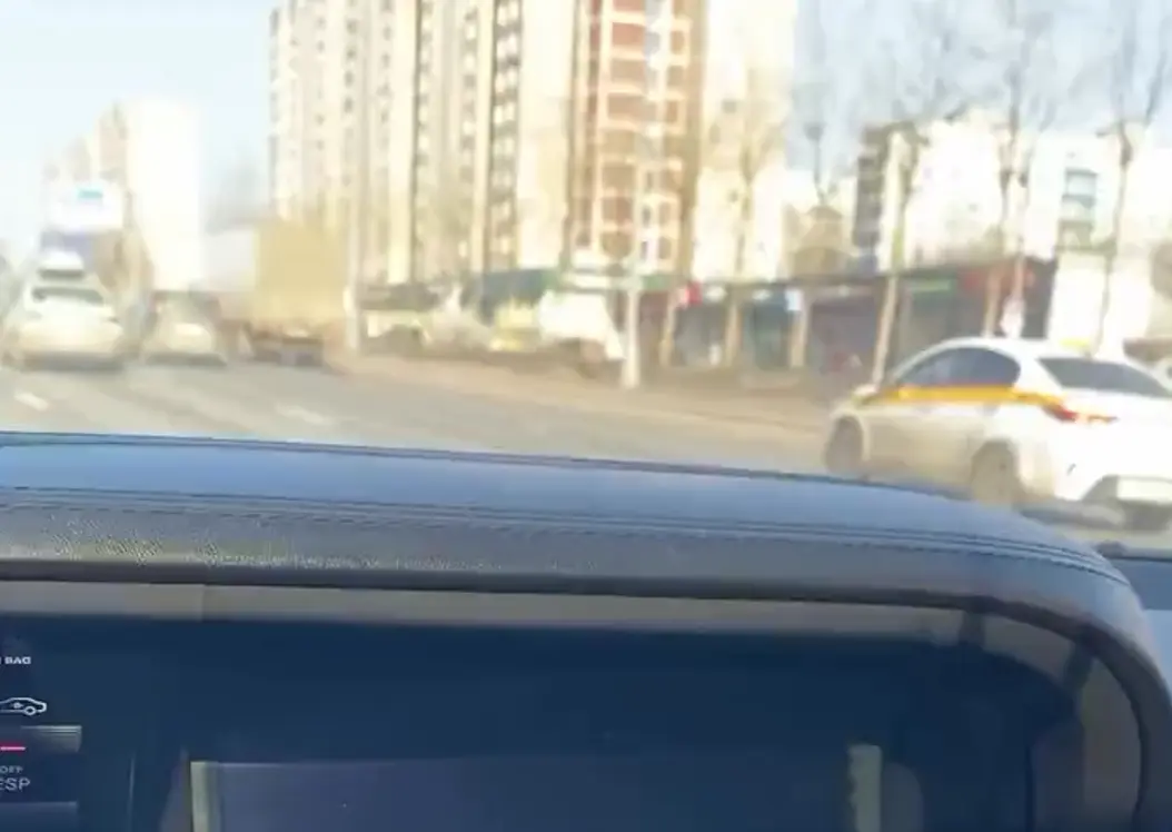 Едет, нарушает, обсуждает отношения