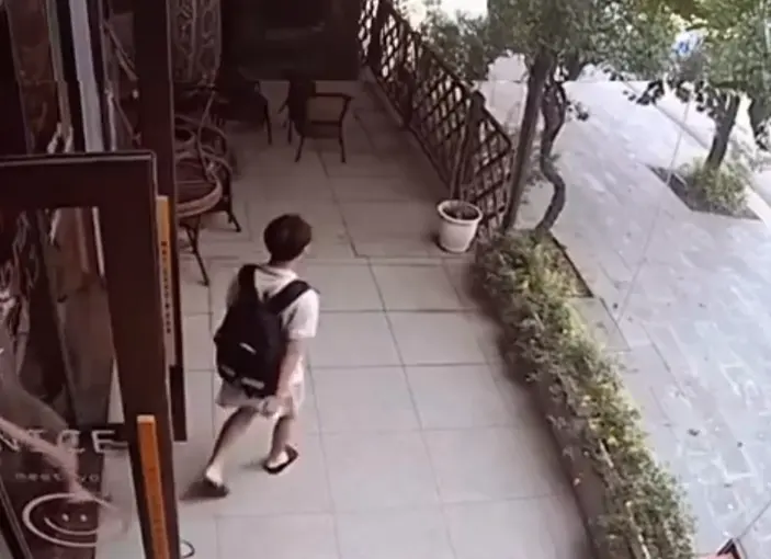 Эпичный прыжок через ограду