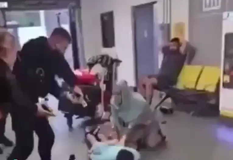 Случай в аэропорту⁠⁠