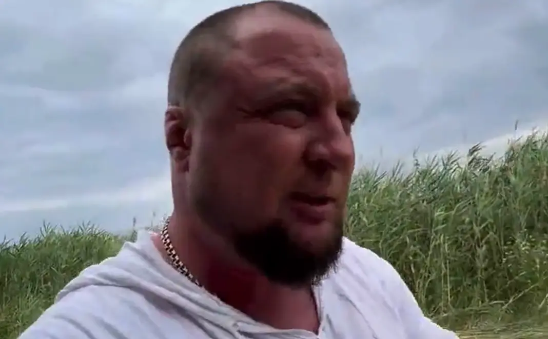 А какое у вас рабочее место? Вот он сделал как ему удобно