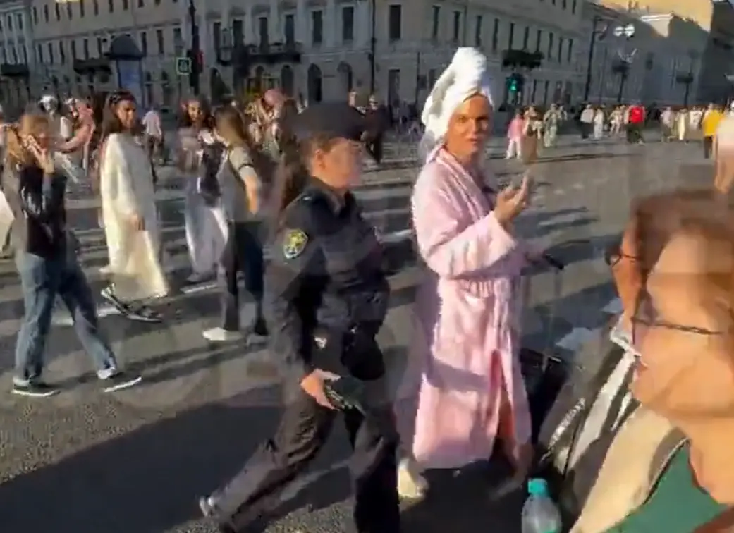 На Невском проспекте задержали фрика в халате и с полотенцем на голове
