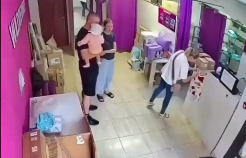 А потом они возмущаются что мужчины им не помогают⁠⁠