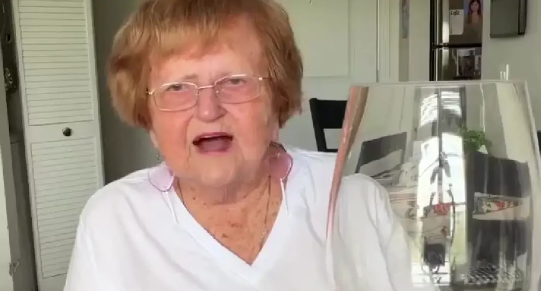 В США 96-летнюю блогершу хотят выгнать из пансионата за бесконечные пьянки на камеру