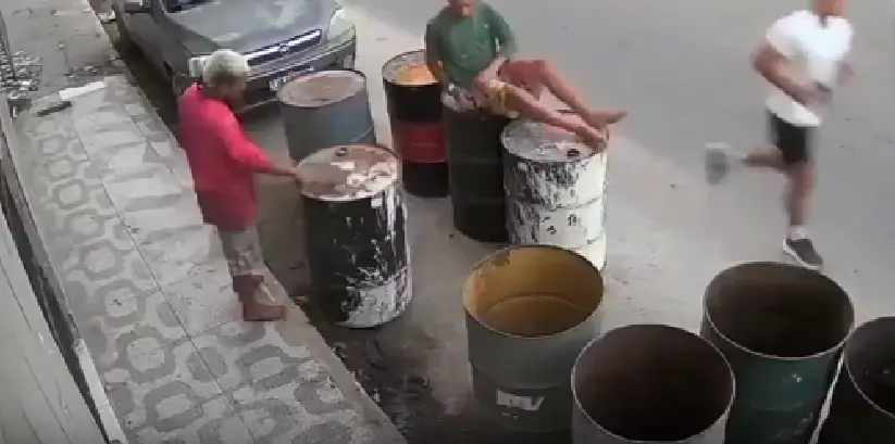 На улицах бразильского Сан Паоло местные Биба и Боба снимали рилс для старого мема "Шмыганет? Не должно!"