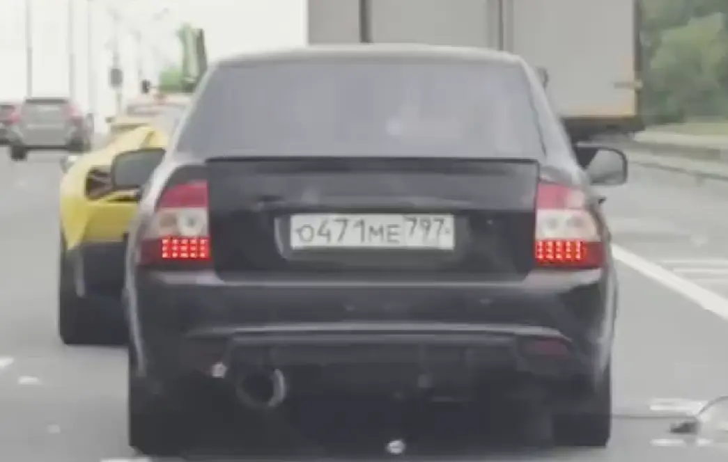 В Москве таксист на Lada Priora врезался в редкий Lamborghini Revuelto