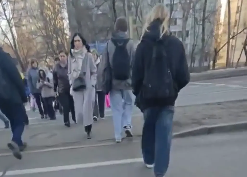 Идите справа пожалуйста, а то как стадо баранов⁠⁠