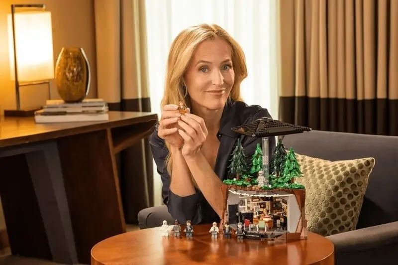 Джиллиан Андерсон вернулась к роли Скалли в рекламе LEGO по «Секретным материалам»