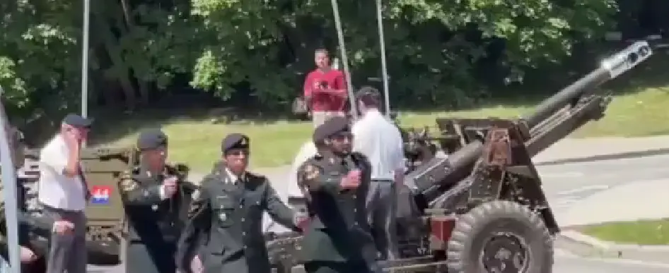 Канадские артиллеристы демонстрируют, как будут отражать натиск врага