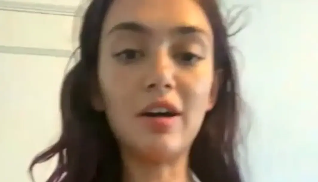 Amira Brie одевается