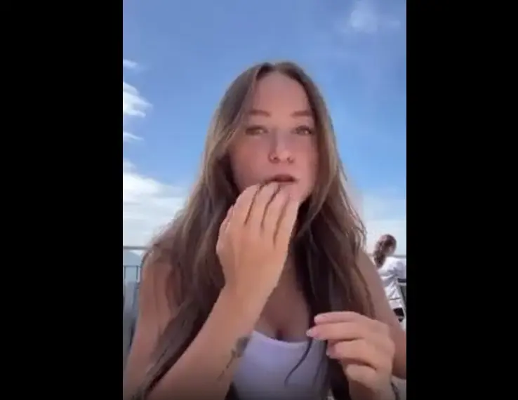 Флиртует⁠⁠