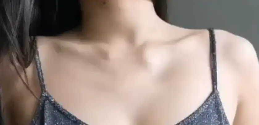 Сняла блестящий топик